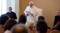 El Papa Francisco habla a los miembros de la Fuente de la Misericordia. Foto: Vatican Media