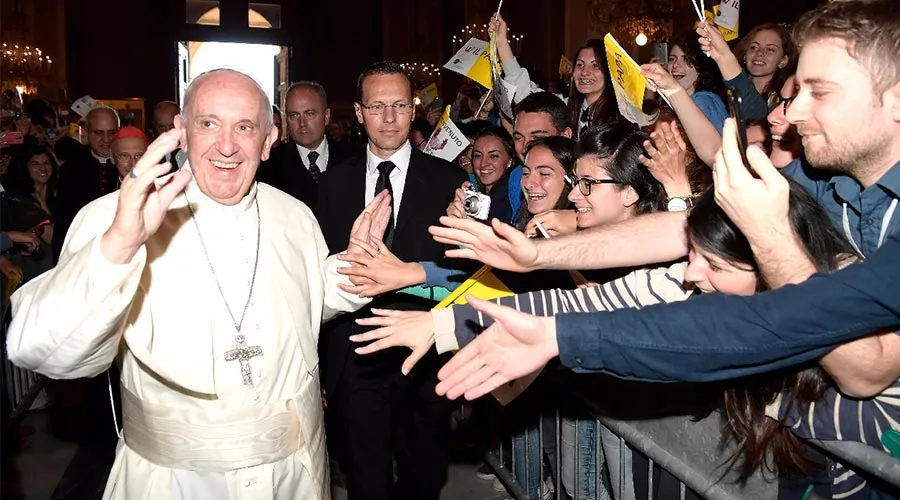 El Papa Francisco conversa con los jóvenes. Foto: L'Osservatore Romano.