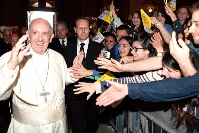 Papa Francisco invita a jóvenes misioneros a no ver la realidad como si fueran turistas