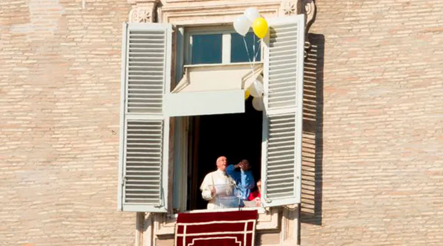 El Papa Francisco junto con dos jóvenes de Acción Católica. Foto: Daniel Ibáñez / ACI Prensa?w=200&h=150