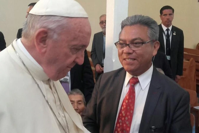 El Papa en Chile recibe a familiar de víctima de la dictadura de Pinochet
