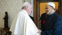 Papa Francisco y el imán Sheik Ahmed Muhammad Al-Tayyib. Foto: L'Osservatore Romano