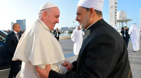 El Papa se reúne con líderes musulmanes en la principal mezquita de Abu Dhabi