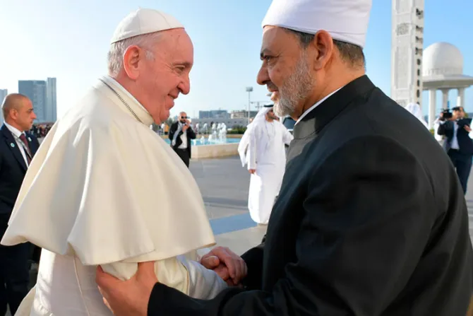 El Papa se reúne con líderes musulmanes en la principal mezquita de Abu Dhabi