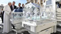 El Papa Francisco recibe dos incubadoras - Foto: Vatican Media (ACI Prensa)