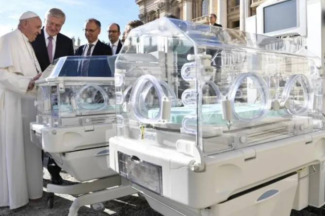 Papa Francisco regala dos incubadoras para hospitales de Roma y Etiopía