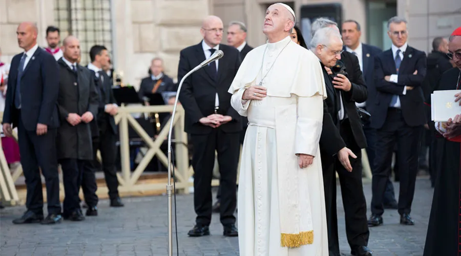 El Papa se dirige a la Inmaculada, en lo alto de una columna. Foto: Marina Testino / ACI Prensa