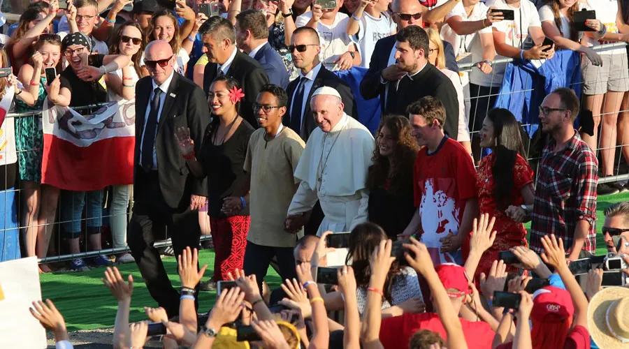 El Papa Francisco con un grupo de jóvenes durante la Jornada Mundial de la Juventud Cracovia 2016. Foto: Alan Holdren (ACI Prensa)