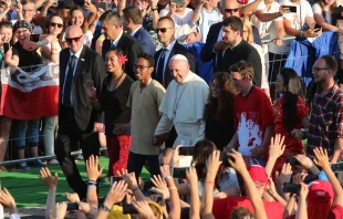 El Papa Francisco con un grupo de ju00f3venes durante la Jornada Mundial de la Juventud Cracovia 2016. Foto: Alan Holdren (ACI Prensa) 