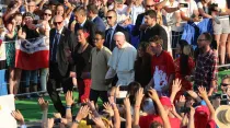 El Papa Francisco con un grupo de jóvenes durante la Jornada Mundial de la Juventud Cracovia 2016. Foto: Alan Holdren (ACI Prensa)