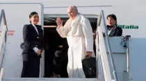 El Papa Francisco antes de subir al avión papal. Foto: Vatican Media