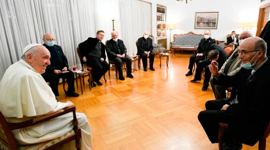El Papa Francisco con los jesuitas en Grecia. Crédito: Vatican Media
