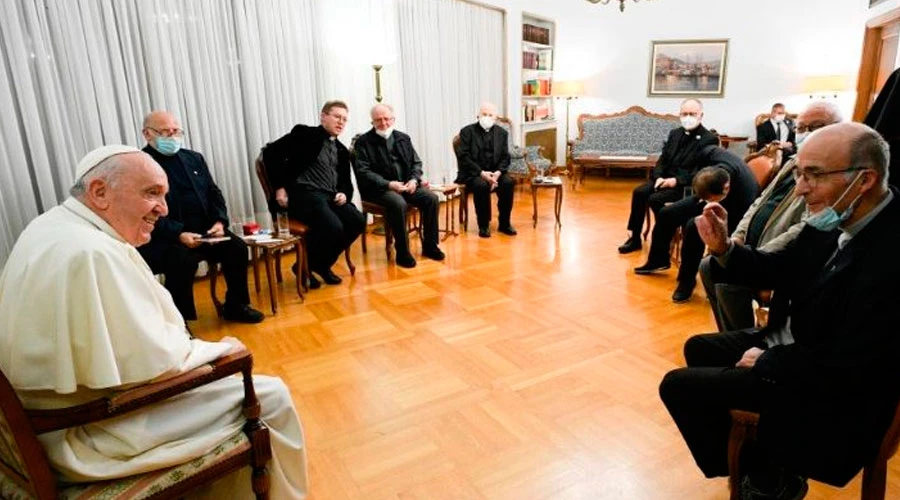 El Papa Francisco con los jesuitas en Grecia. Crédito: Vatican Media?w=200&h=150