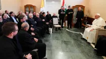 El Papa Francisco saluda a los jesuitas en Hungría el 29 de abril de 2023