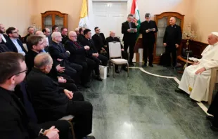 El Papa Francisco saluda a los jesuitas en Hungría el 29 de abril de 2023 
