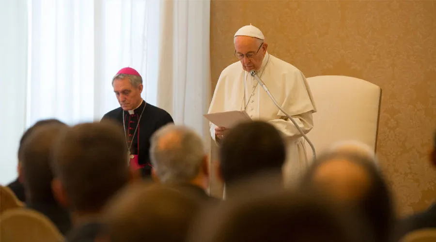 El Papa habla ante los miembros del Colegio del Gesù. Foto: Vatican Media