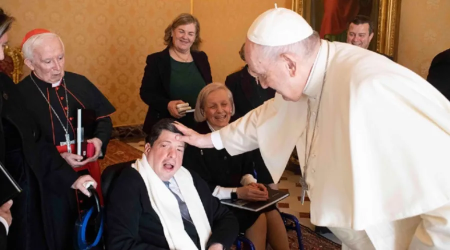 Papa Francisco saluda a Alejandro, joven con discapacidad. Crédito: Archivalencia / Servizio Fotográfico Vaticano ?w=200&h=150