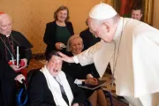 Papa Francisco recibió a joven con discapacidad que había hecho la Primera Comunión