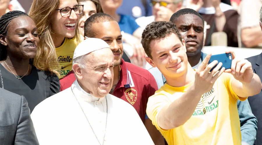 El Papa junto a un grupo de jóvenes en la Audiencia General. Foto: Daniel Ibáñez / ACI Prensa?w=200&h=150