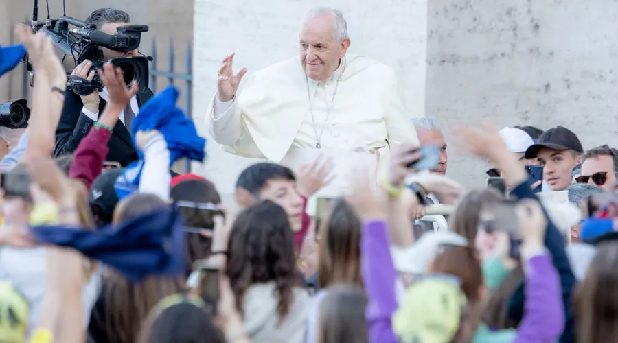 El Papa Francisco saluda a jóvenes en el Vaticano. Crédito: Daniel Ibáñez / ACI Prensa