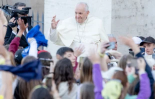 El Papa Francisco saluda a ju00f3venes en el Vaticano. Cru00e9dito: Daniel Ibu00e1u00f1ez / ACI Prensa 