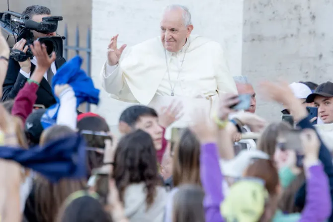 Papa Francisco a jóvenes: No vivan como “muertos” sino como resucitados
