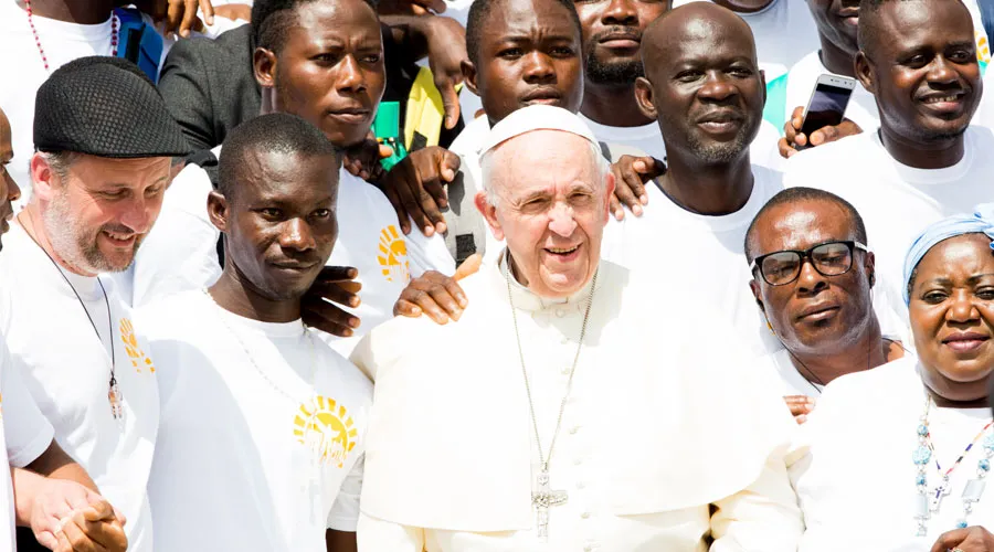 El Papa con un grupo de jóvenes en el Vaticano. Foto: Daniel Ibáñez / ACI Prensa