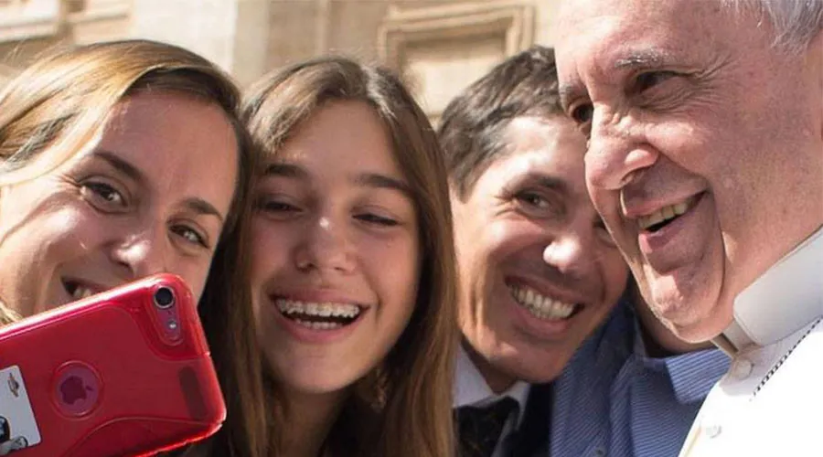 Jóvenes junto al Papa Francisco. Foto: L'Osservatore Romano.?w=200&h=150