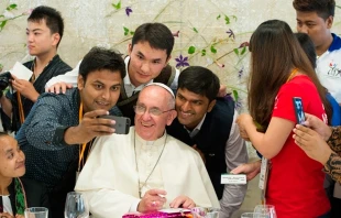 El Papa Francisco con un grupo de ju00f3venes. Foto: L'Osservatore Romano 