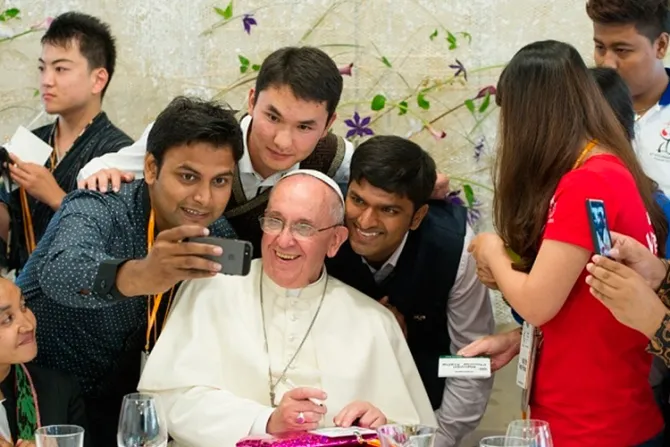 Papa Francisco a jóvenes: Contagien la alegría que nace del amor de Dios