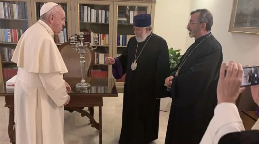 Papa Francisco con Karekin II. Foto: Iglesia Apostólica Armenia
