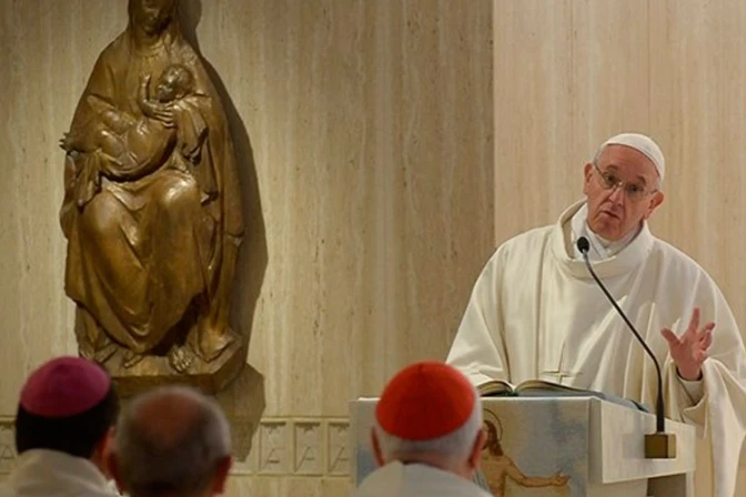 Debemos dar testimonio cristiano sin temor a habladurías o críticas, advierte el Papa