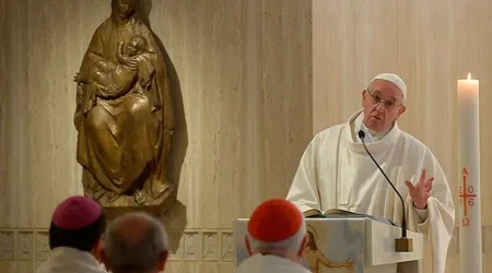 Debemos dar testimonio cristiano sin temor a habladurías o críticas, advierte el Papa