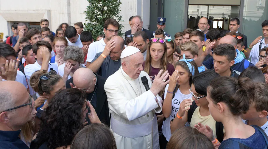 El Papa Francisco bendice a los jóvenes a quienes sorprendió el 5 de septiembre. Foto: L'Osservatore Romano ?w=200&h=150