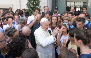 El Papa Francisco bendice a los ju00f3venes a quienes sorprendiu00f3 el 5 de septiembre. Foto: L'Osservatore Romano  