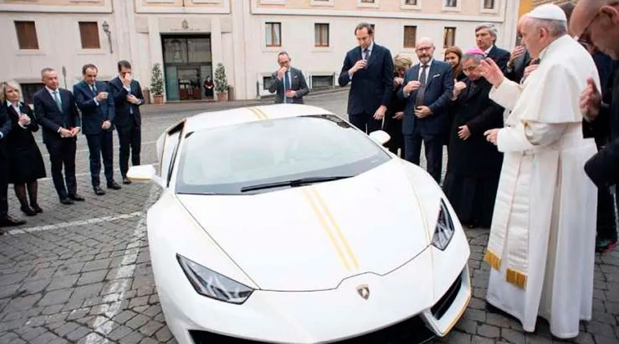 El Papa Francisco bendice el Lamborghini que le donaron en 2017. Crédito: Vatican Media