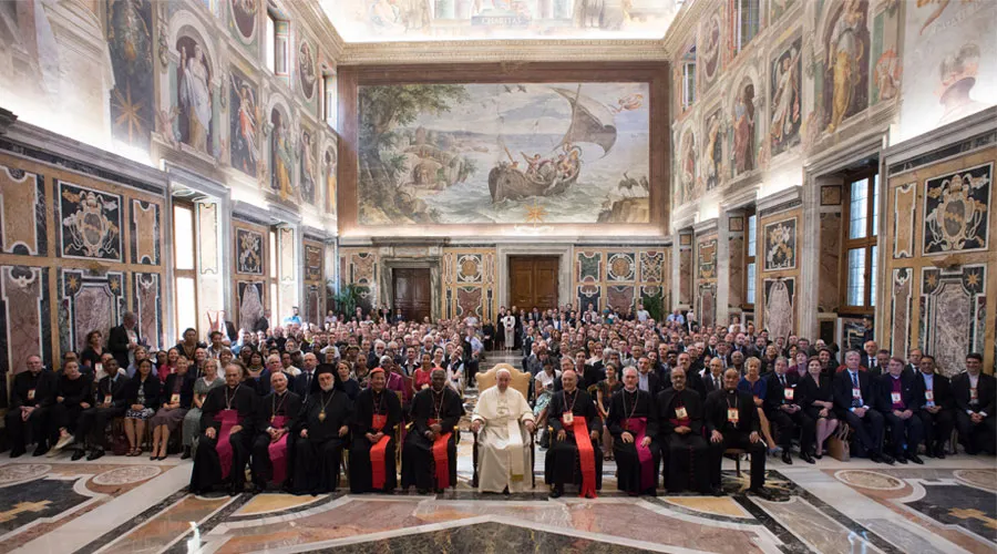 El Papa junto con los participantes en el Congreso. Foto: Vatican Media