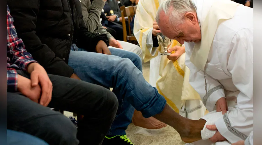 El Papa Francisco en Misa de Jueves Santo de 2013 / Foto: News.va