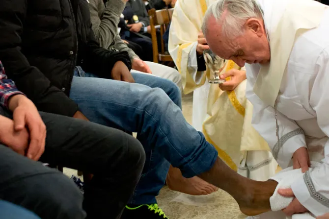 Papa Francisco lavará los pies el Jueves Santo a 12 refugiados de la periferia de Roma