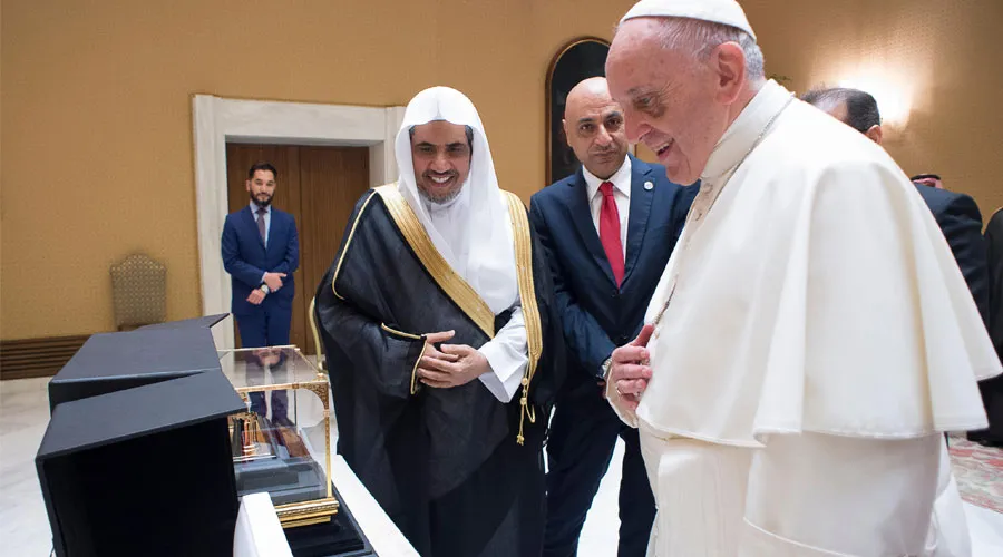 El Papa con el representante de la Liga Musulmana Mundial. Foto: L'Osservatore Romano