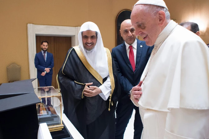 El Papa recibe en el Vaticano a representantes de la Liga Musulmana Mundial