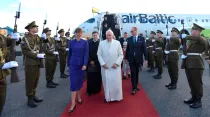 El Papa a su llegada a Estonia. Foto: Vatican Media