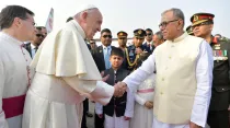 El Papa saluda al Presidente de Bangladesh. Foto: L'Osservatore Romano