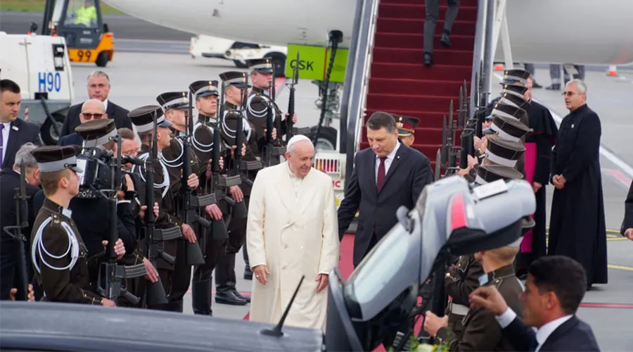 El Papa a su llegada a Letonia. Foto: Andrea Gagliarducci / ACI Stampa