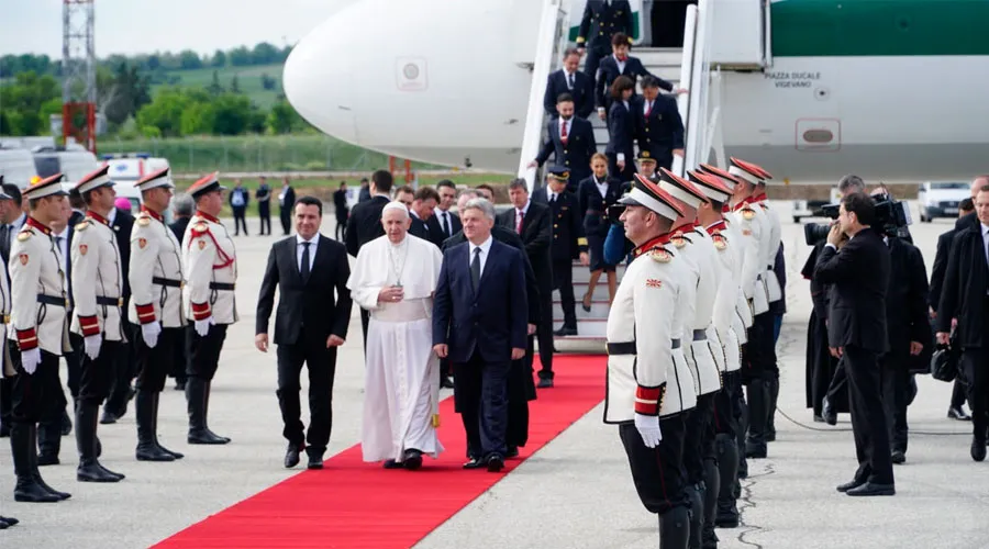 El Papa Francisco a su llegada al aeropuerto de Skopje. Foto: VAMP POOL?w=200&h=150