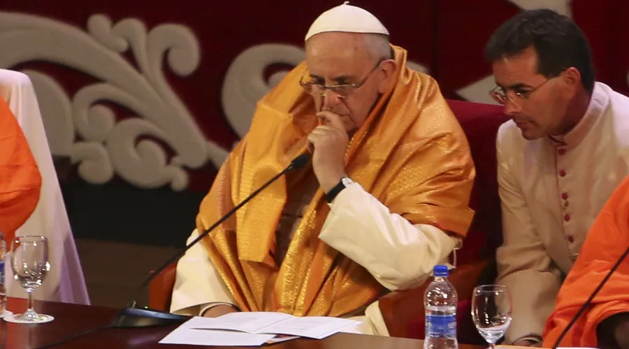 El Papa Francisco vistiendo una “khata”. Foto: Alan Holdren?w=200&h=150