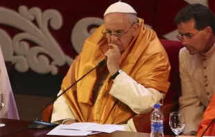 El Papa Francisco vistiendo una “khata”. Foto: Alan Holdren 