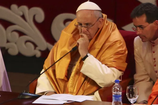 ¿Por qué el Papa Francisco vistió una “khata” budista en Sri Lanka?
