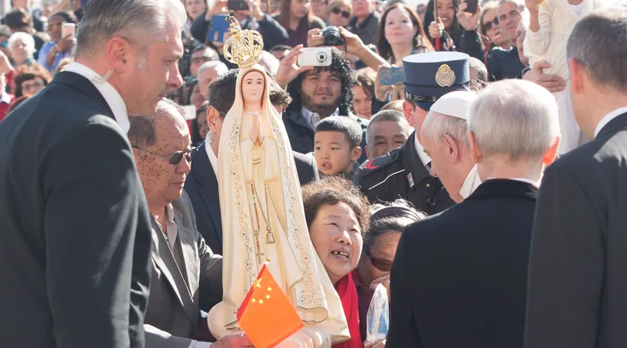 Papa Francisco comparte un libro y una “leyenda” de la Virgen María que lo ayudan