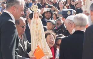 El Papa Francisco bendice una imagen de la Virgen en la Plaza de San Pedro. Foto Daniel Ibu00e1u00f1ez (ACI Prensa) 